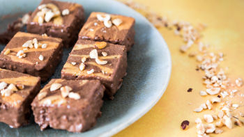 Quadrados Marmoreados com Cobertura de Chocolate e Avelã