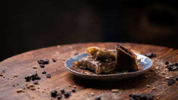 Crepes Enrolados com Recheio de Chocolate e Amendoins