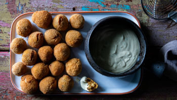 Croquetes de Amendoim com Molho Mostarda Dijon