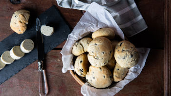 Manteiga de Anchovas e Pão de Azeitonas
