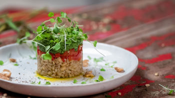 Salada de Cevada, Pimentos Assados e Pesto de Rúcula