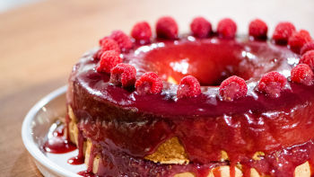 Pão de Ló Recheado com Curd de Framboesa
