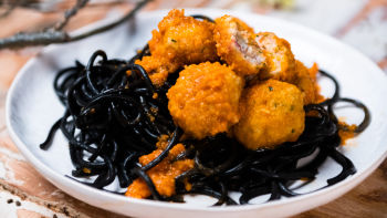 Almôndegas de Choco com Esparguete Nero di Sepia