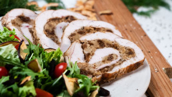 Rolo de Perú com Alperce Desidratada e Molho de Mostarda e Mel