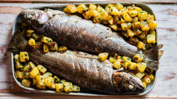 Truta Salmonada Recheada com Ervas e Aipo