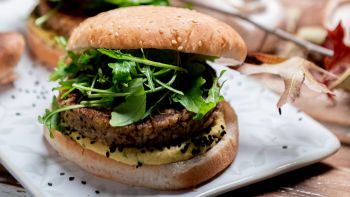 Hamburguer de Shitake com Húmus de Lentilhas