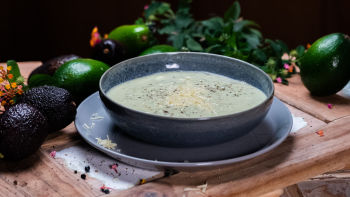 Sopa de Abacate com Parmesão e Iogurte