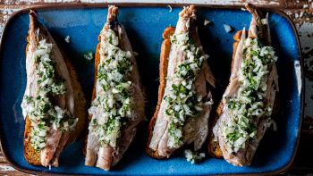 Carapau Alimado em Tosta Fina Caseira