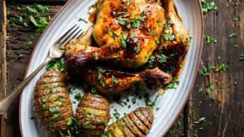 Pernas de Frango com Molho de Cerveja e Batata Hasselback