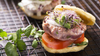 Hambúrguer de Atum com Pão Low Carb