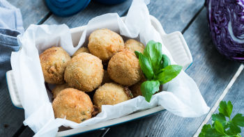 Croquetes de Camarão à Holandesa com Salada de Couve Roxa e Maçã