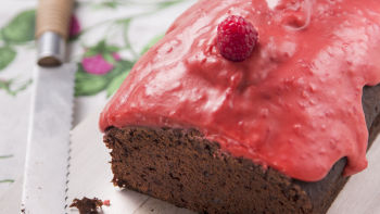 Bolo Vegan de Cacau e Framboesa