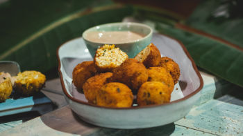 Bolinhas de Tofu com Molho de Iogurte
