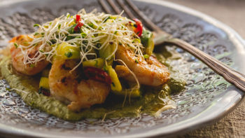 Gambas Salteadas com Alho e Molho de Manga Agridoce