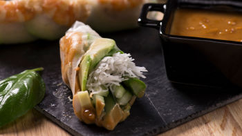 Rolinhos Vietnamitas de Camarão, Abacate e Espargos