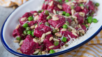 Gnocchis de Beterraba com Pinhões e Ervilhas