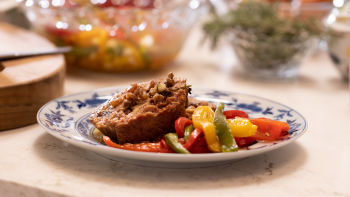 Rolo de Carne com Salada de Pimentos