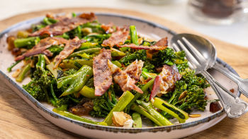 Salada de Brócolos, Bacon e Tâmaras