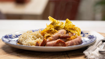 Salsichas com Couve Lombarda