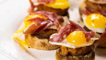 Cogumelos Recheados com Alheira e Ovo de Codorniz