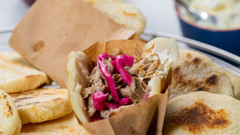 Arepas Recheadas com Pato e Pickles