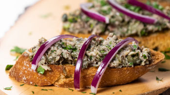 Tostas de sardinha e Alcaparras