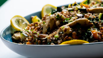 Frango na Frigideira com Trigo Sarraceno e Legumes