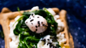 Waffles com ovos escalfados