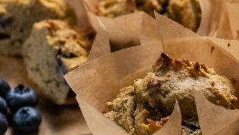 Queques de batata-doce e mirtilos