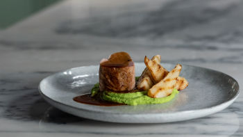 Lombelo com Puré de Ervilhas e Pêras Assadas