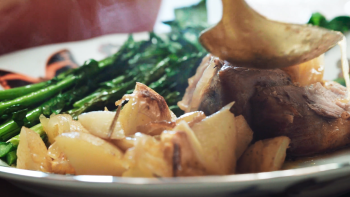 Borrego Assado no Forno com Espigos Salteados