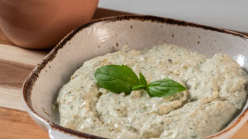 Mandioca Assada com Pesto de Tofu e Manjericão