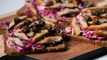 Arenque Fumado com Salada de Couve em Molho Holandês e Alcaparras