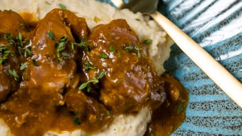 Pernas de Coelho em Vinho Tinto com Puré de Feijão Branco