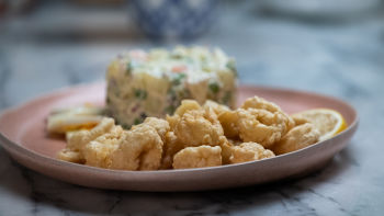 Lulas à Sevilhana com Salada Russa