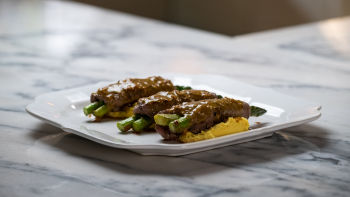 Prego Recheado com Espargos e Puré de Tremoço