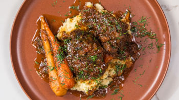 Bochechas de Porco com Puré de Aipo e Maçã