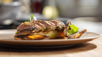 Plumas de Porco com Mil-Folhas de Batata