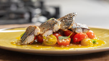 Cavala com Vinagrete de Tomate e Poejo