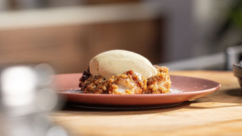 Pera Caramelizada com Crumble de Aveia