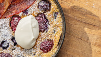 Clafoutis de Amoras e Mirtilos com Bacon