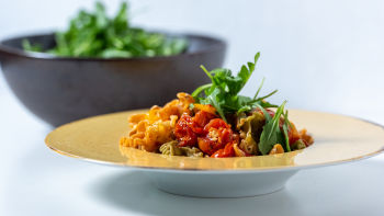 Tomate Assado com Queijo Feta e Lírios Tricolor