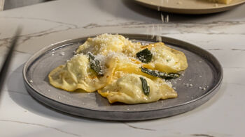 Ravioli de Requeijão e Limão com Manteiga de Sálvia