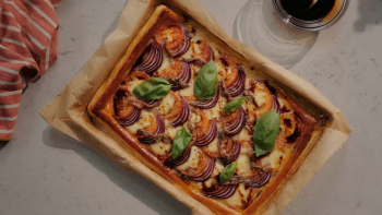 Tarte Caprese Folhada com Glacé de Vinagre Balsâmico