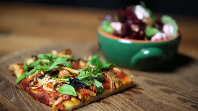 Pizza de Cogumelos com Salada de Beterraba