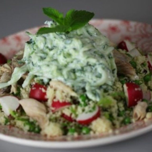 Salada de cuscuz com rabanetes e cavala