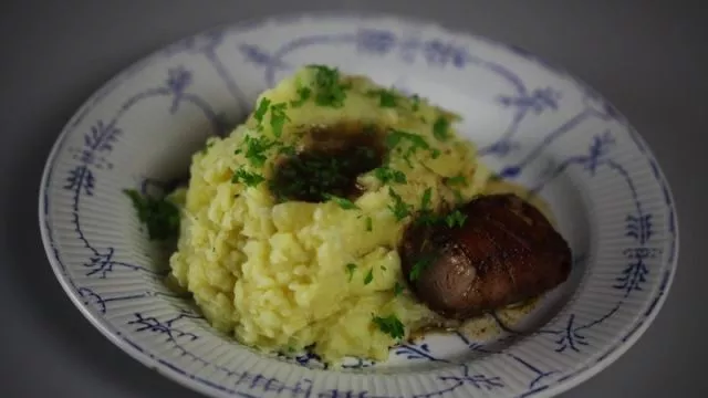 Puré de pastinaca com slavink (rolo de carne picada com bacon)