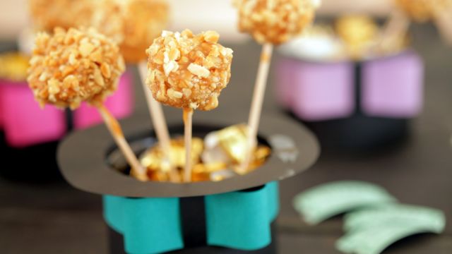 LOLLIPOP DE MAÇÃ CARAMELIZADA E AMENDOIM