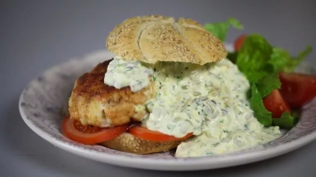 Hambúrguer de peixe com molho Ravigote caseiro