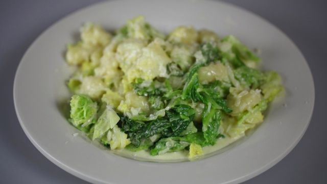 Massa Gnochi com couve-lombarda